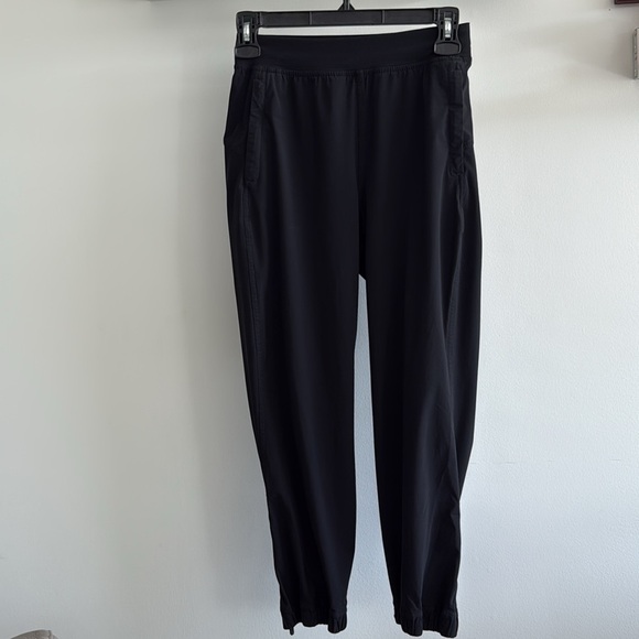 Lululemon Adapted State High Rise cropped Jogger in good condition ππποΈποΈ - Picture 6 of 9